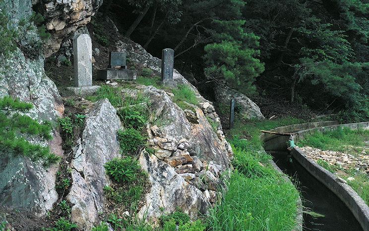 玄圃洑水路、重建不忘碑 （纪念物82号）