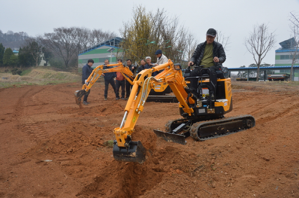 농업용 소형중장비·드론 자격 취득 지원
