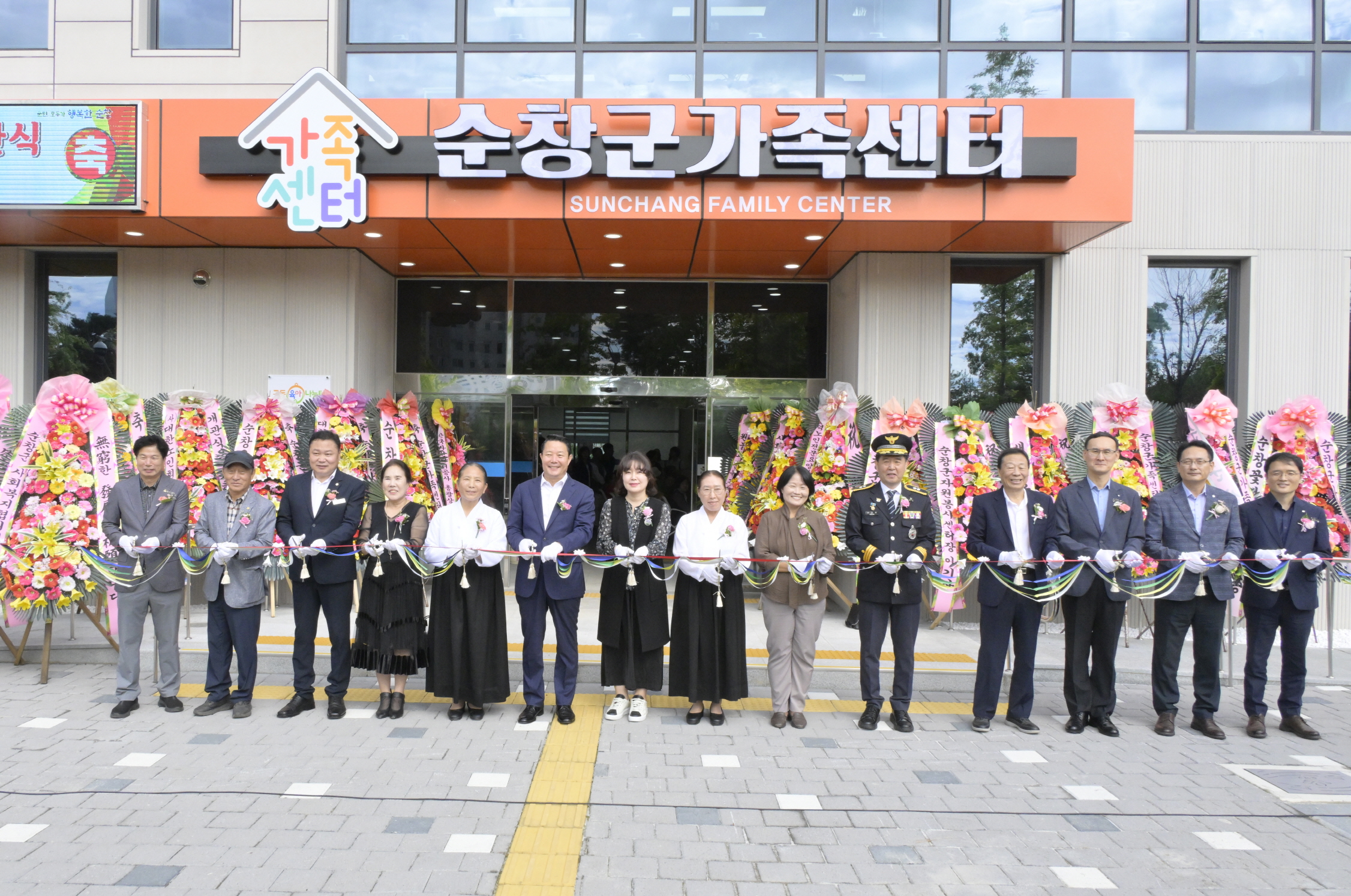 순창군 가족센터 개관…세대를 잇는 화합과 소통의 중심 공간 탄생